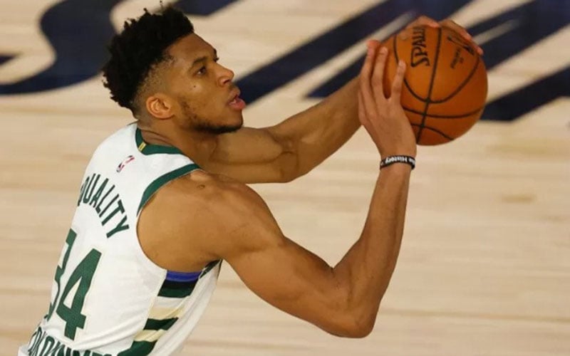  Basket NBA : Cedera Kaki, Giannis Antetokounmpo Tetap Bermain