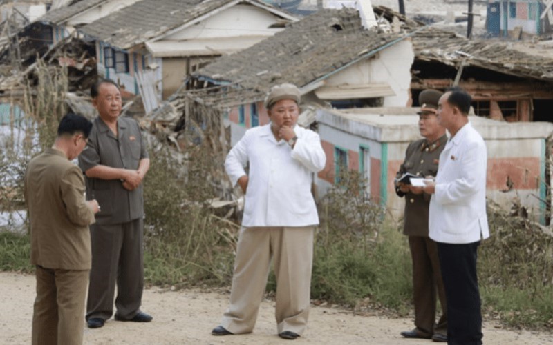  Kim Jong-un Inspeksi Wilayah Terdampak Topan Maysek
