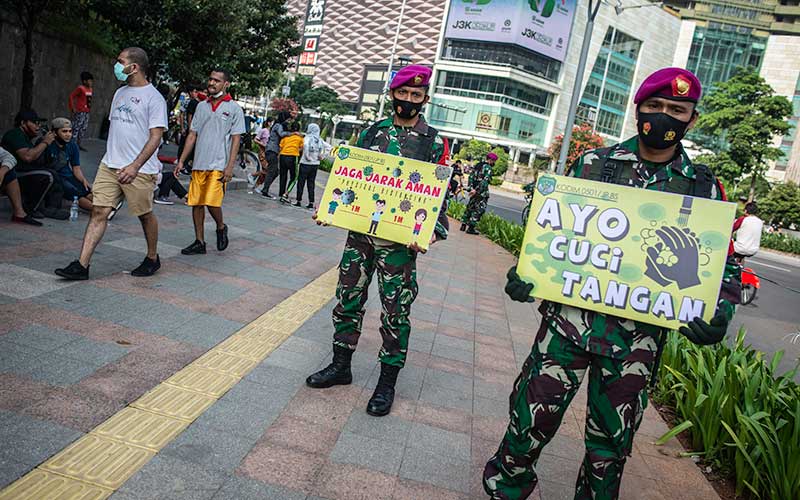  Angggota TNI dan Polri Sosialisasikan Protokol Kesehatan di Jalanan Jakarta