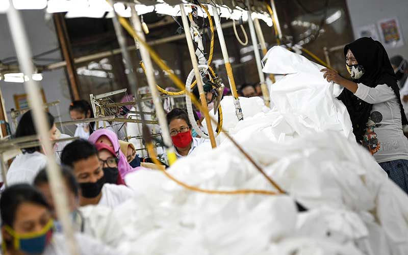 Pekerja perempuan memproduksi alat pelindung diri sebuah perusahaan garmen saat kunjungan Menteri Ketenagakerjaan Ida Fauziyah di Jakarta, Rabu (1/7/2020). Kunjungan Menaker tersebut guna memastikan pekerja perempuan pada sektor industri tidak mendapatkan perlakuan diskriminatif serta untuk mengecek fasilitas laktasi dan perlindungan kesehatan bagi pekerja terutama saat pandemi Covid-19. ANTARA FOTO/M Risyal Hidayat
