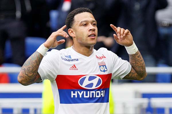  Barcelona dan Roma Berebut Dapatkan Depay dari Lyon