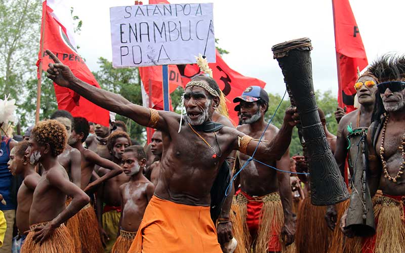  Pendukung Pasangan Calon Bupati dan Wakil Bupati Asmat Elisa Kambu dan Thomas Eppe Safanpo Datangi KPU