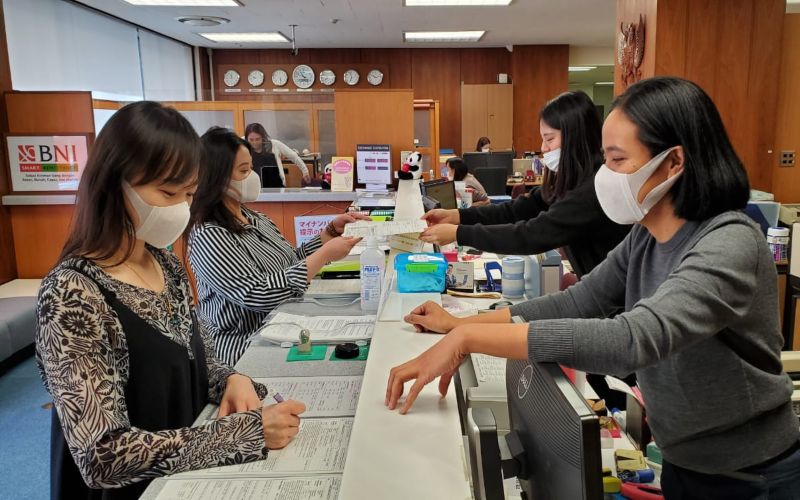 Sejumlah nasabah tampak melakukan transaksi perbankan di kantor BNI Cabang Tokyo. /Dokumen BNI 
