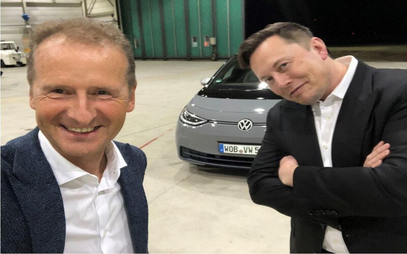 CEO Volkswagen AG Herbert Diess dan CEO Tesla Motors berswafoto dalam pertemuan keduanya minggu lalu (3/9/2020) di Jerman/LinkedIn Herbert Diess.