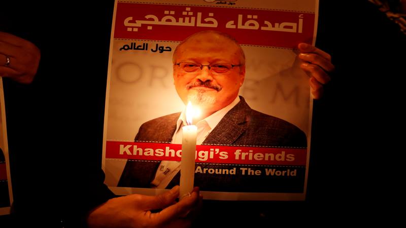 Seorang demonstran memegang poster dengan gambar wartawan Saudi Jamal Khashoggi di luar konsulat Arab Saudi di Istanbul, Turki 25 Oktober 2018./Reuters