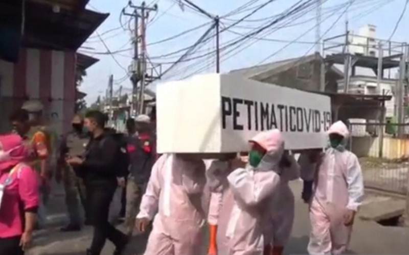  Kampanye Penggunaan Masker, Peti Jenazah Diarak Keliling Cakung