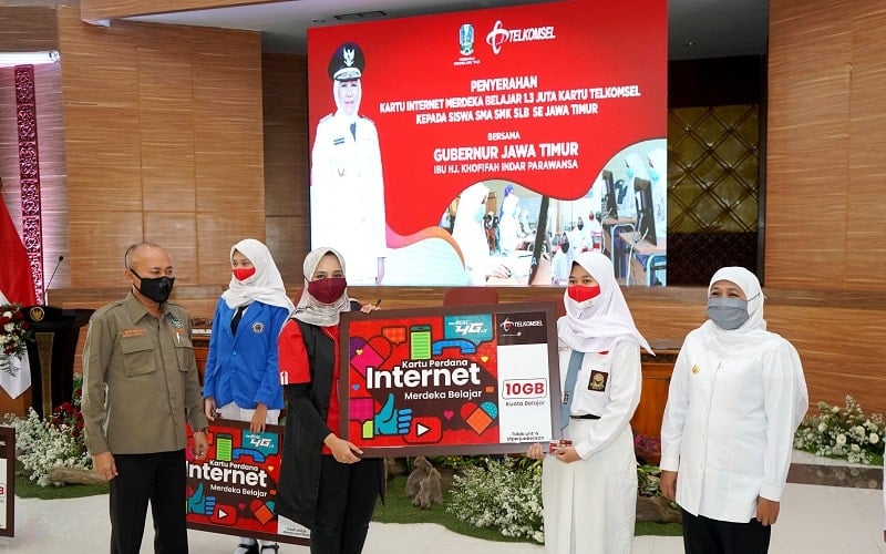  Pemerintah Provinsi Jawa Timur Serahkan 1,3 Juta Kartu Internet Merdeka Belajar Bantuan dari Telkomsel