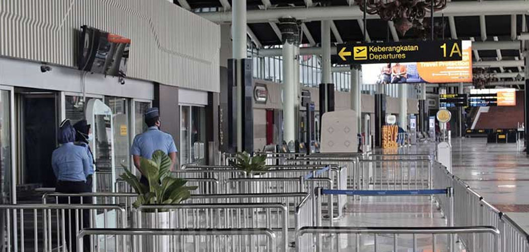 Suasana sepi terlihat di Terminal IA Bandara Soekarno Hatta, Tangerang, Banten, Jumat (24/4/2020).  Bisnis/Eusebio Chrysnamurti