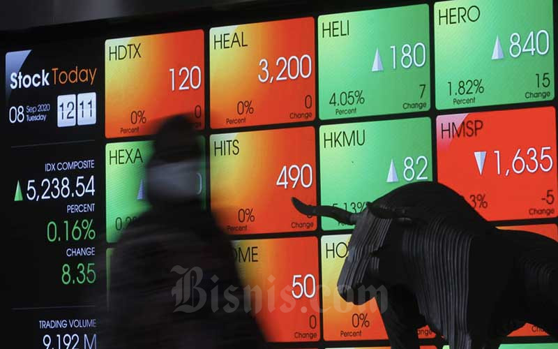 Karyawan beraktifitas di dekat layar pergerakan Indeks Harga Saham Gabungan (IHSG) di Bursa Efek Indonesia, Jakarta, Selasa (8/9/2020). Bisnis/Himawan L Nugraha