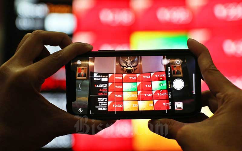 Pengunjung melihat papan elektronik yang menampilkan pergerakan Indeks Harga Saham Gabungan (IHSG) di Bursa Efek Indonesia, Jakarta, Senin (3/8/2020). Pada penutupan perdagangan awal pekan, IHSG ditutup melemah 2,78 persen atau 143,4 poin ke level 5.006,22. Bisnis/Eusebio Chrysnamurti