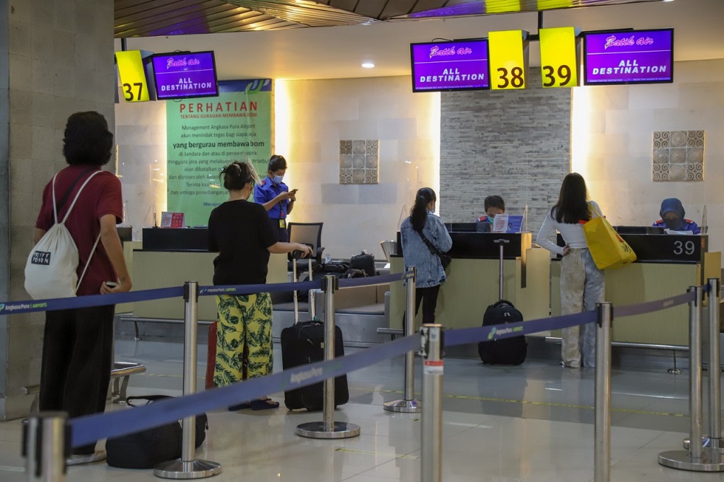 Penumpang di Bandar Udara Internasional I Gusti Ngurah Rai - Bali