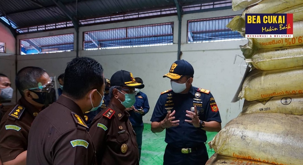  Tinjau Amonium Nitrat, Kejaksaan Tinggi Kepulauan Riau Kunjungi Gudang Bea Cukai