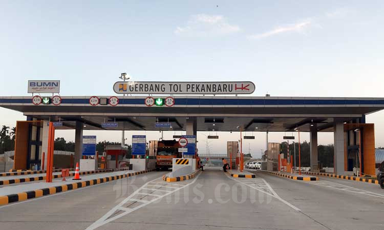Truk berada di gerbang tol Pekanbaru, Provinsi Riau, Jumat (21/2/2020). Ruas tol Pekanbaru-Dumai ditargetkan rampung pada April 2020. Peningkatan infrastruktur termasuk lewat Trans Sumatra diharapkan bisa meningkatkan perekonomian dan dongkrak daya saing Indonesia. Bisnis-Agne Yasa.