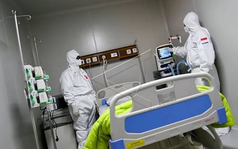 Seorang dokter mengoperasikan alat bantu pernapasan di ruang ICU Rumah Sakit Pertamina Jaya, Cempaka Putih, Jakarta, Senin (6/4/2020)./Antara