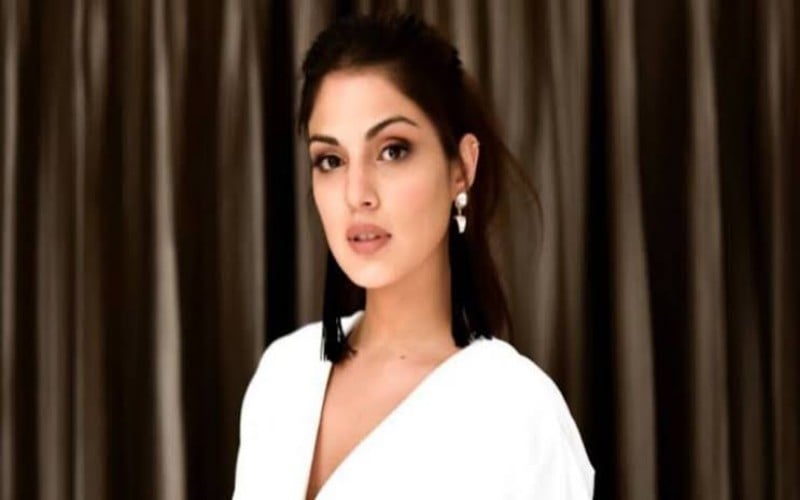  Aktris Bollywood Cantik Rhea Chakraborty Ditahan Atas Kasus Narkoba yang Menewaskan Sushant Singh