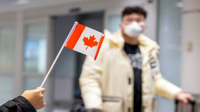 Seorang penumpang mengenakan masker saat tiba di Bandara Pearson, tak lama setelah Toronto Public Health menerima pemberitahuan kasus dugaan pertama virus corona di Kanada, di Toronto, Ontario, Kanada 26 Januari 2020. /Reuters