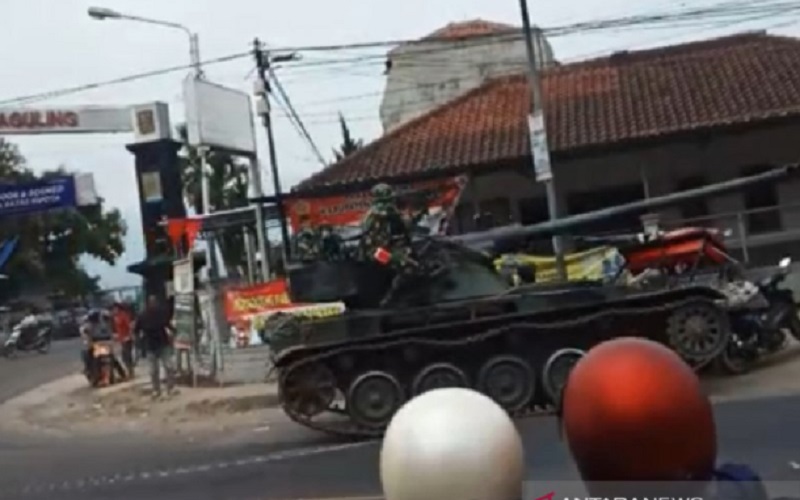  Tank Baja Tabrak Gerobak dan 4 Sepeda Motor di Bandung Barat