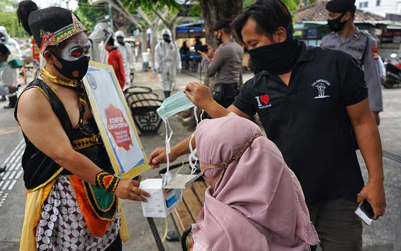  Polisi di Yogyakarta Gelar Aksi Treatikal Saat Kampanye Pengunaan Masker