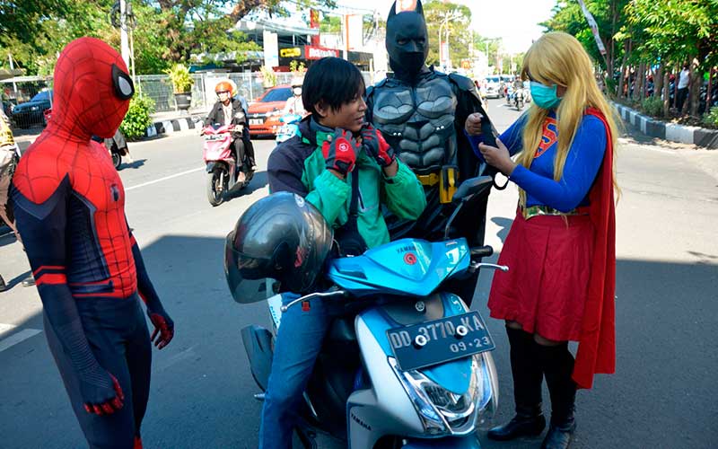  Super Hero Bagi-Bagi Masker Kepada Pengguna Jalan di Makassar