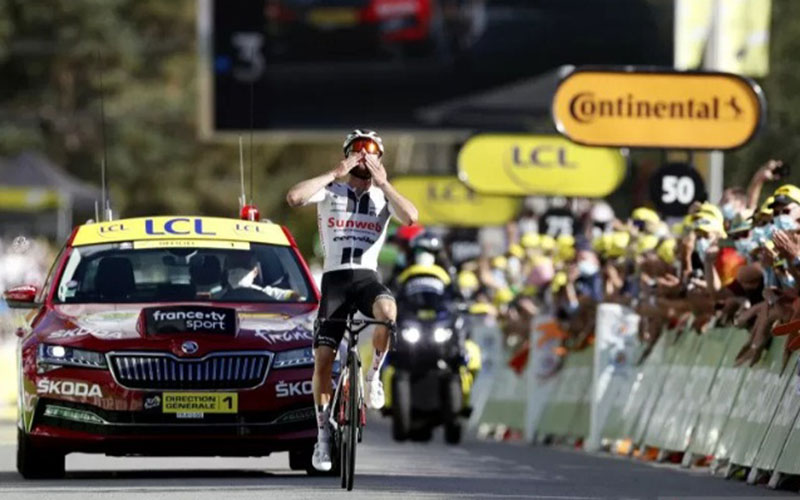  Mark Hirschi Menangi Etape Pertamanya di Tour de France