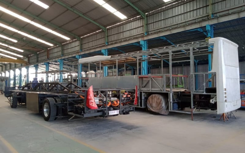 Perakitan di Pabrik Karoseri Anak Bangsa. Ready stock 30 unit chassis bus 12 meter. /MAB