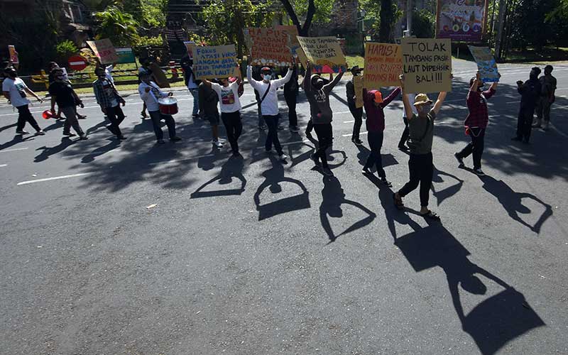  Walhi Bali Gelar Aksi Tolak Alokasi Tambang Pasir Laut