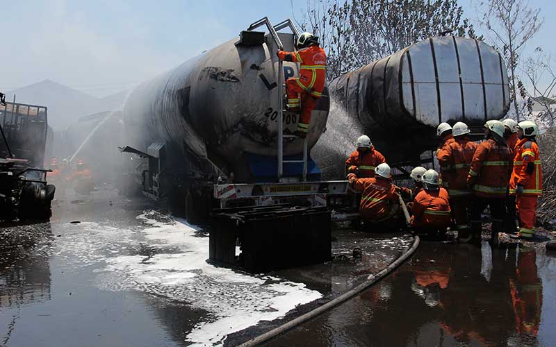  Truk Tangki Pembawa LPG Terbakar di Kawasan Industri Surabaya