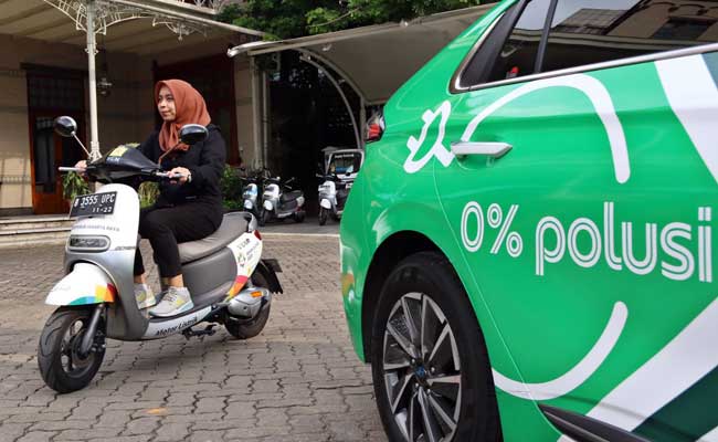 Supir taksi online melakukan pengisian daya mobil listrik di Jakarta, Kamis (13/2/2020). Bisnis/Eusebio Chrysnamurti