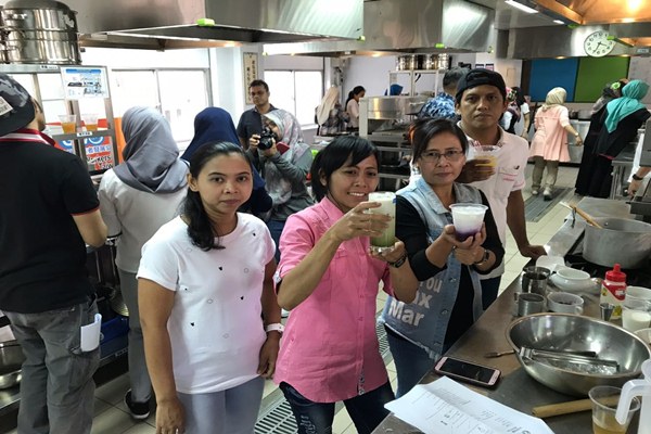 Buruh migran Indonesia sedang berlatih meracik minuman bubble tea di Taiwan yang diselenggarakan oleh Global Workers' Organization (GWO), LSM Taiwan./Bisnis-Hery Trianto
