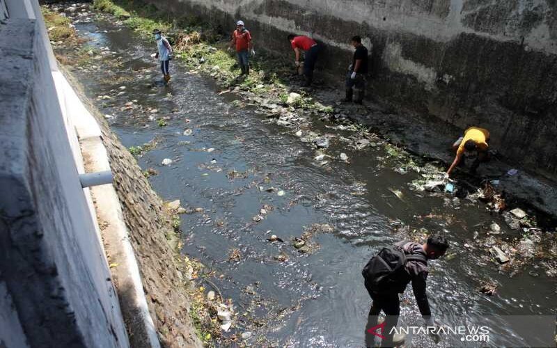  Kata Mereka yang Dihukum Masuk Sungai Membersihkan Sampah karena Masker