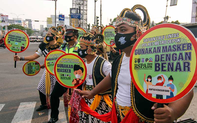  Polantas di Depok Jawa Barat Gunakan Kostum Wayang Saat Sosialisasi Penggunaan Masker