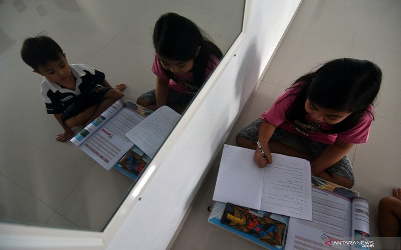 Anak-anak mengerjakan tugas sekolah di rumahnya di Kota Palu, Sulawesi Tengah, Sabtu (30/5/2020), saat pemerintah menjalankan pembelajaran dari jarak jauh untuk meminimalkan risiko penularan Covid-19/Antara