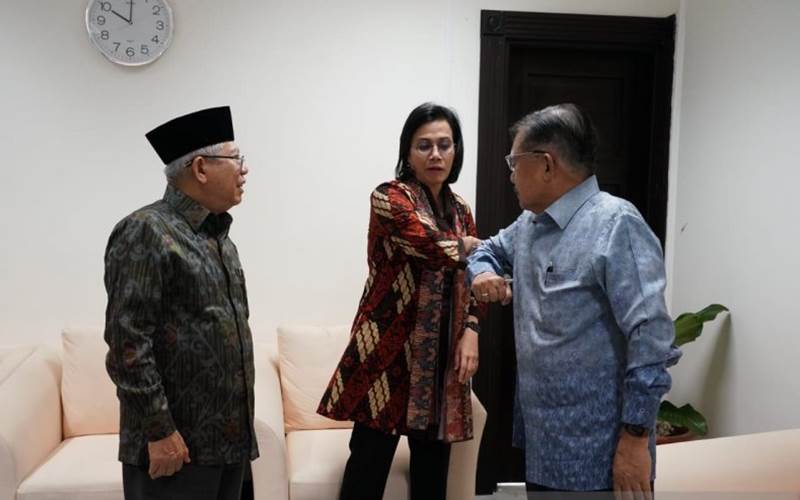 Wakil Presiden Ma'ruf Amin menyakasikan Jusuf Kalla dan Menteri Keuangan Sri Mulyani mempraktikkan salam Corona di Kantor Wapres Jakarta, Kamis (12/3/2020)./Asdep KIP Setwapres
