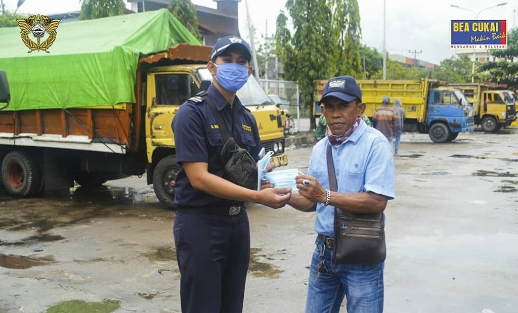  Bersinergi dengan Aparat Penegak Hukum, Bea Cukai Bagikan Masker ke Masyarakat