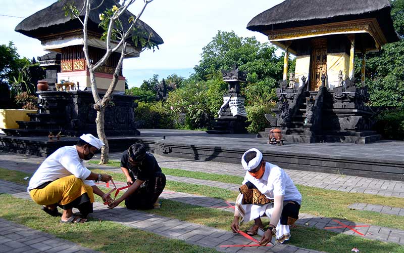  Jelang Perayaan Hari Raya Galungan, Umat Hindu di Bali Memasang Tanda Jarak di Pura