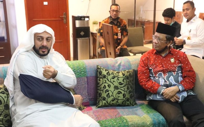  Mahfud MD: Kasus Penusukan Syekh Ali Jaber Akan Diusut Tuntas