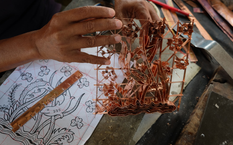 Pekerja membuat alat cap batik di Sondakan, Laweyan, Solo, Jawa Tengah, Rabu (26/8/2020). Alat cap batik berbahan tembaga tersebut dijual seharga Rp300.000 hingga jutaan rupiah tergantung kualitas bahan dan tingkat kerumitan motif. ANTARA