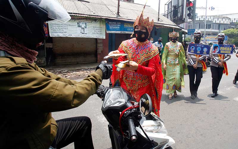  Polwan Sat Lantas Polres Bogor Gunakan Pakaian Daerah Saat Sosialisasi Penggunaan Masker