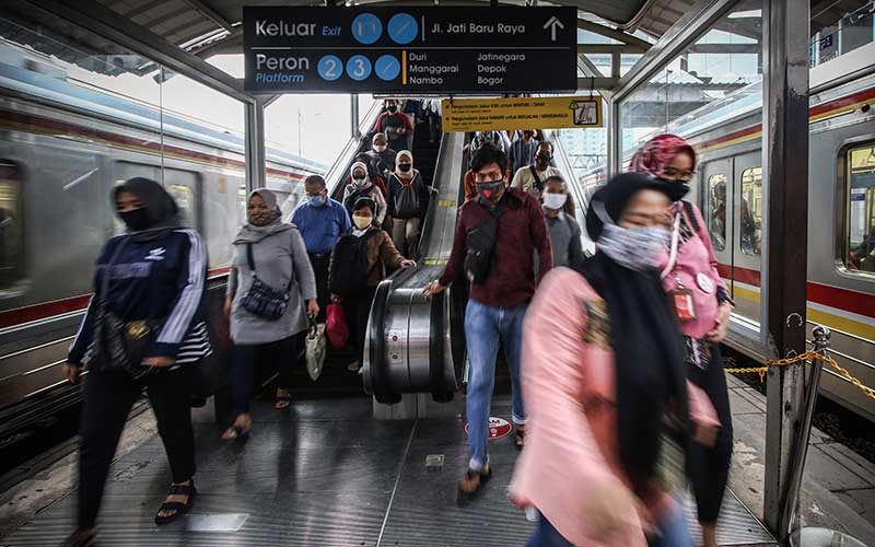  Memasuki Hari Kedua PSBB Totdal DKI Jakarta, Stasiun Tanah Abang Masih Ramai Penumpang