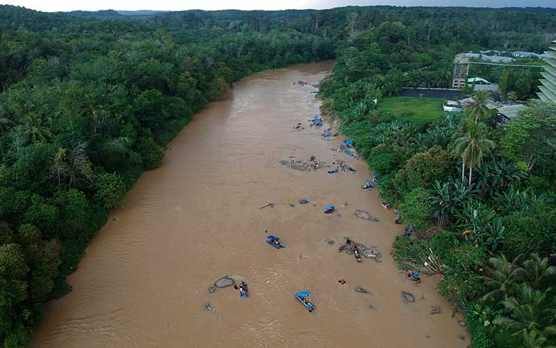  Debit Air Sungai Batang Jujuhan Menyusut, Warga Setempat Menambang Emas Menggunakan Dompeng