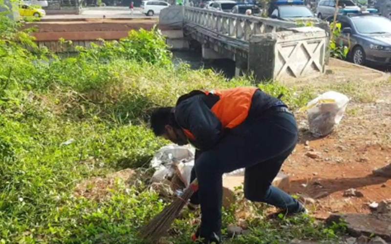  Pakai Masker Tak Tutup Hidung, Pria Ini Harus Sapu Bantaran Kalimalang