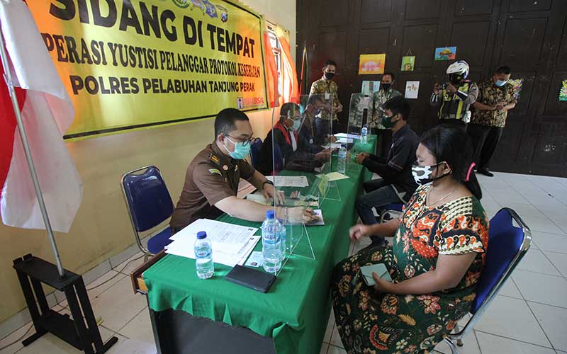  Puluhan Warga Surabaya Yang Melanggar Protokol Kesahatan Langsung Sidang di Tempat