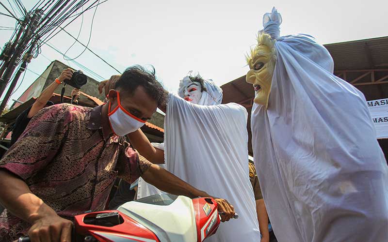  Satpol PP Kota Tangerang Gunakan Kostum Hantu Pocong Saat Sosialisasikan Protokol Kesehatan