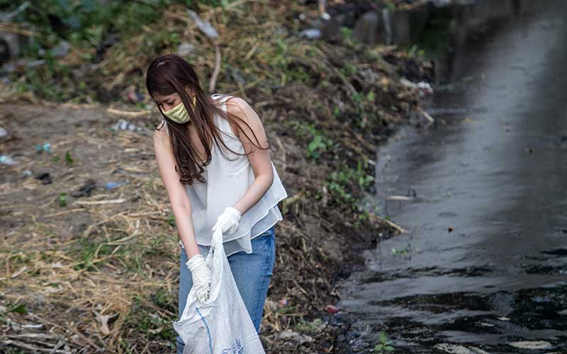  Pelanggar Protokol Kesehatan di Solo Jawa Tengah Dihukum Membersihkan Sungai