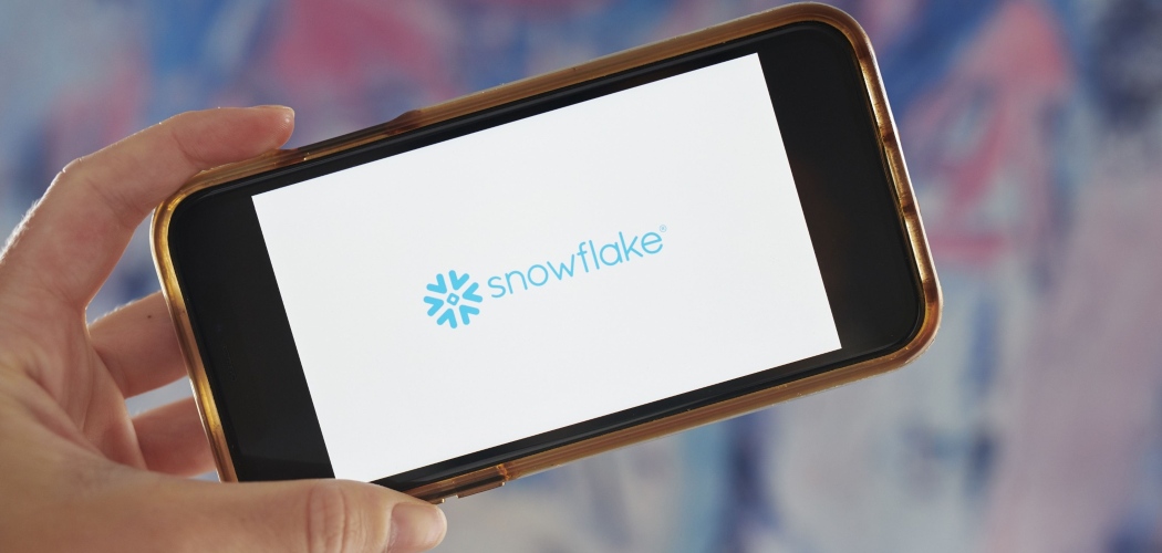 Logo Snowflake Inc. ditampilkan di sebuah smartphone./Bloomberg-Gabby Jones