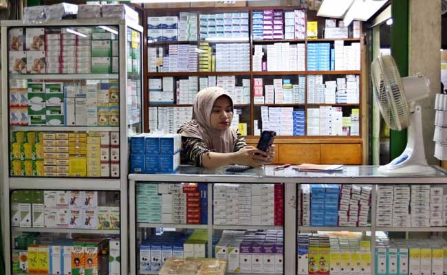 Pedagang obat melayani pembeli di Pasar Pramuka, Jakarta, Selasa (11/02/2020). Bisnis/Eusebio Chrysnamurti