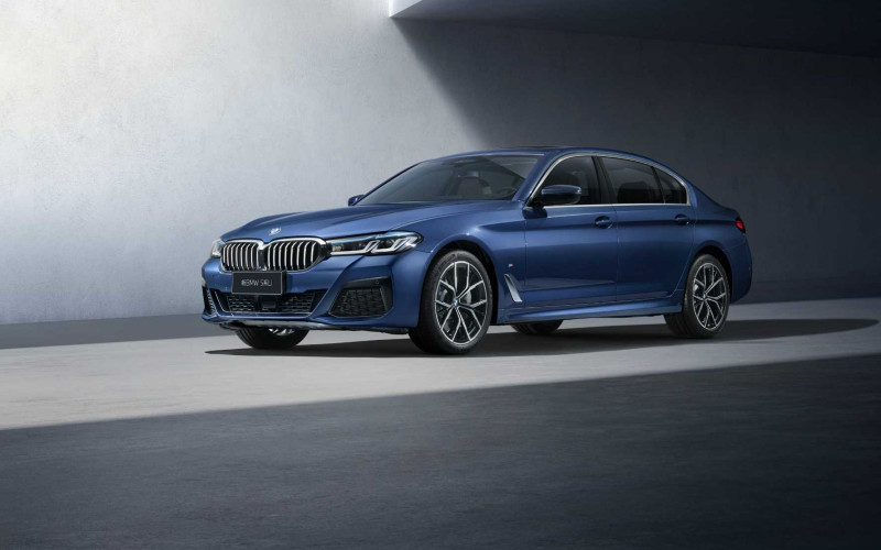 BMW Seri 5 Terbaru. Khusus untuk pasar China, tersedia kursi belakang yang nyaman dengan kain pelapis ergonomis dan sandaran kepala yang nyaman. /BMW