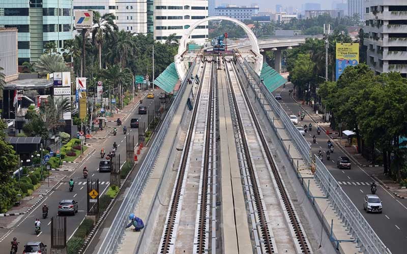 Suasana proyek pembangunan LRT (Light Right Transit) di Kawasan Kuningan, Jakarta, Sabtu (11/4/2020). Bisnis/Eusebio Chrysnamurti