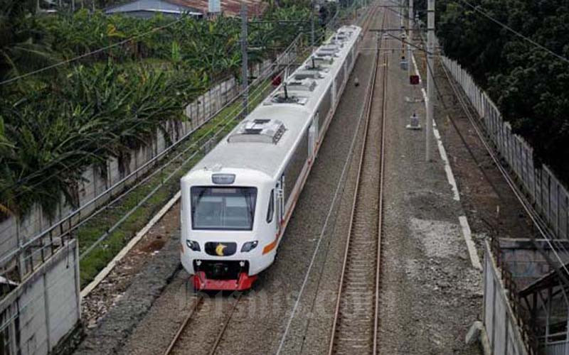 Kereta Api Bandara melintas di jalur perlintasan kereta di Tangerang, Banten, Senin (19/3/2019)./Bisnis-Jody Kinarwan