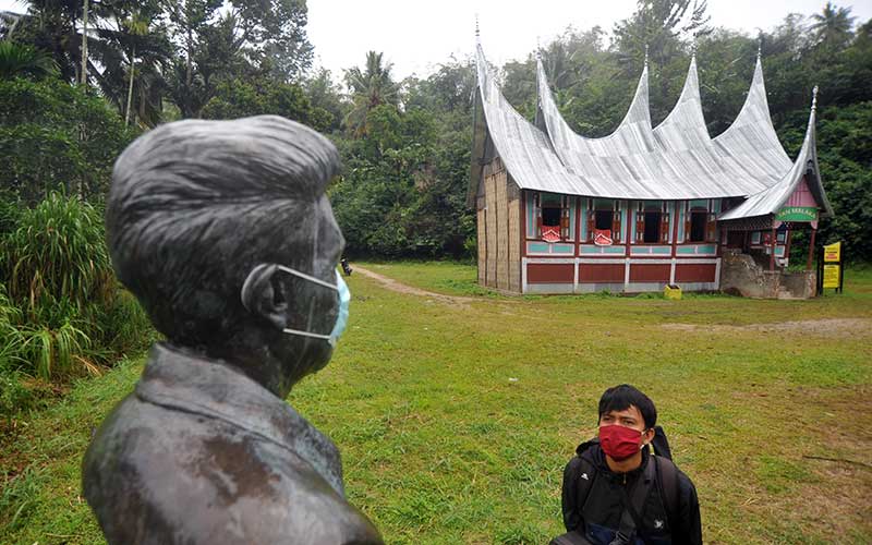  Patung Pahlawan Tan Malaka Dipasangi Masker